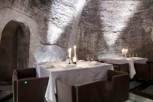 experience-tour-operator-viaggiare-italia-bologna_exclusive-gourmet-dinner-wine-cellar-01